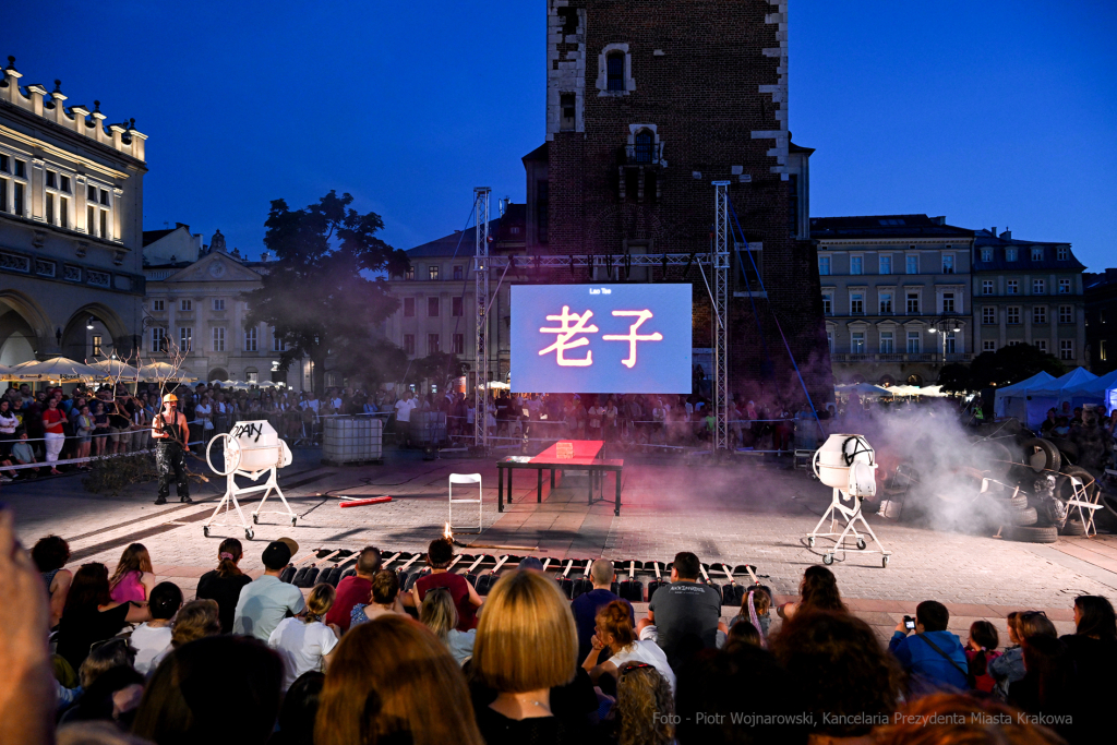 umk_2613.jpg-Kraków, KTO, otwarcie, rozpoczęcie, rynek, teatry uliczne, UMK, wojnarowski, Zoń  Autor: P. Wojnarowski