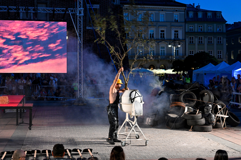 umk_2623.jpg-Kraków, KTO, otwarcie, rozpoczęcie, rynek, teatry uliczne, UMK, wojnarowski, Zoń  Autor: P. Wojnarowski