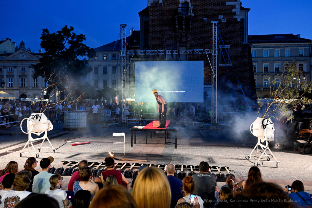 umk_2628.jpg-Kraków, KTO, otwarcie, rozpoczęcie, rynek, teatry uliczne, UMK, wojnarowski, Zoń  Autor: P. Wojnarowski