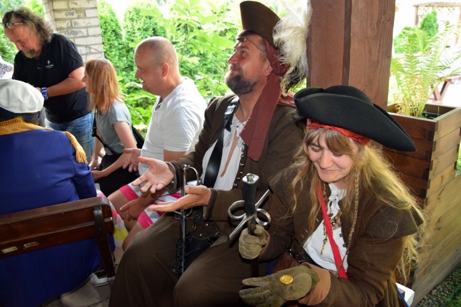 Uśmiechnięta dwójka piratów oraz uczestnicy turnieju