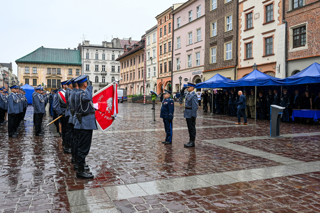 awanse,  Fryczek, Kraków, Mały Rynek, odznaczenia, pokrywa, Policja, święto policji, Nowak  Autor: P. Wojnarowski