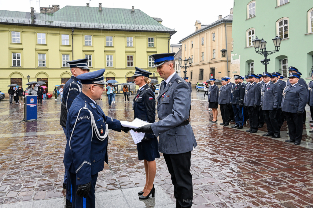 awanse,  Fryczek, Kraków, Mały Rynek, odznaczenia, pokrywa, Policja, święto policji, Nowak  Autor: P. Wojnarowski