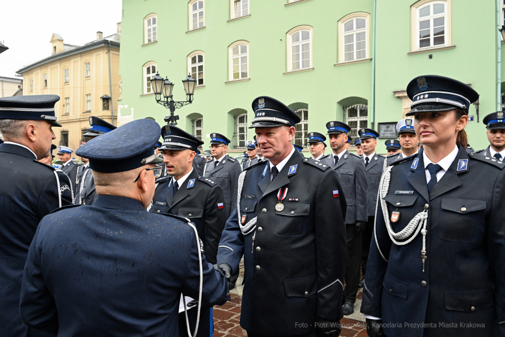 awanse,  Fryczek, Kraków, Mały Rynek, odznaczenia, pokrywa, Policja, święto policji, Nowak  Autor: P. Wojnarowski