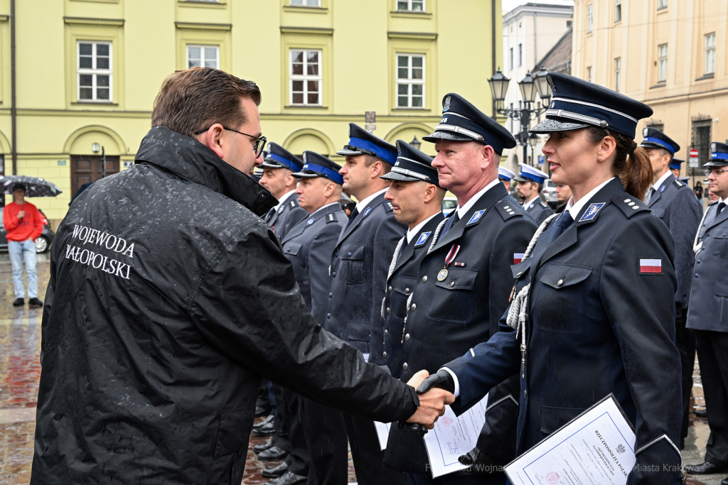 awanse,  Fryczek, Kraków, Mały Rynek, odznaczenia, pokrywa, Policja, święto policji, Nowak  Autor: P. Wojnarowski