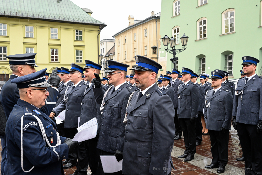 awanse,  Fryczek, Kraków, Mały Rynek, odznaczenia, pokrywa, Policja, święto policji, Nowak  Autor: P. Wojnarowski