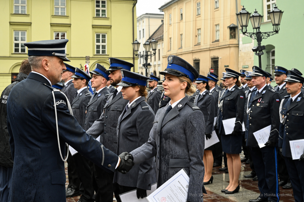 awanse,  Fryczek, Kraków, Mały Rynek, odznaczenia, pokrywa, Policja, święto policji, Nowak  Autor: P. Wojnarowski