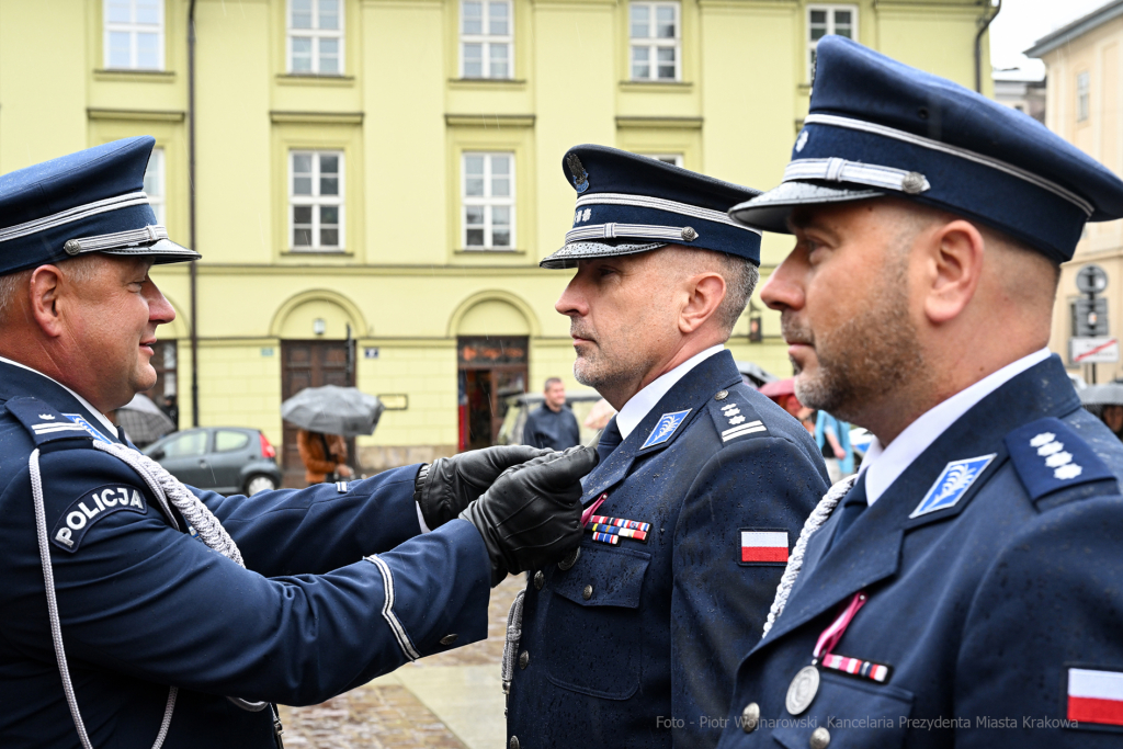 awanse,  Fryczek, Kraków, Mały Rynek, odznaczenia, pokrywa, Policja, święto policji, Nowak  Autor: P. Wojnarowski