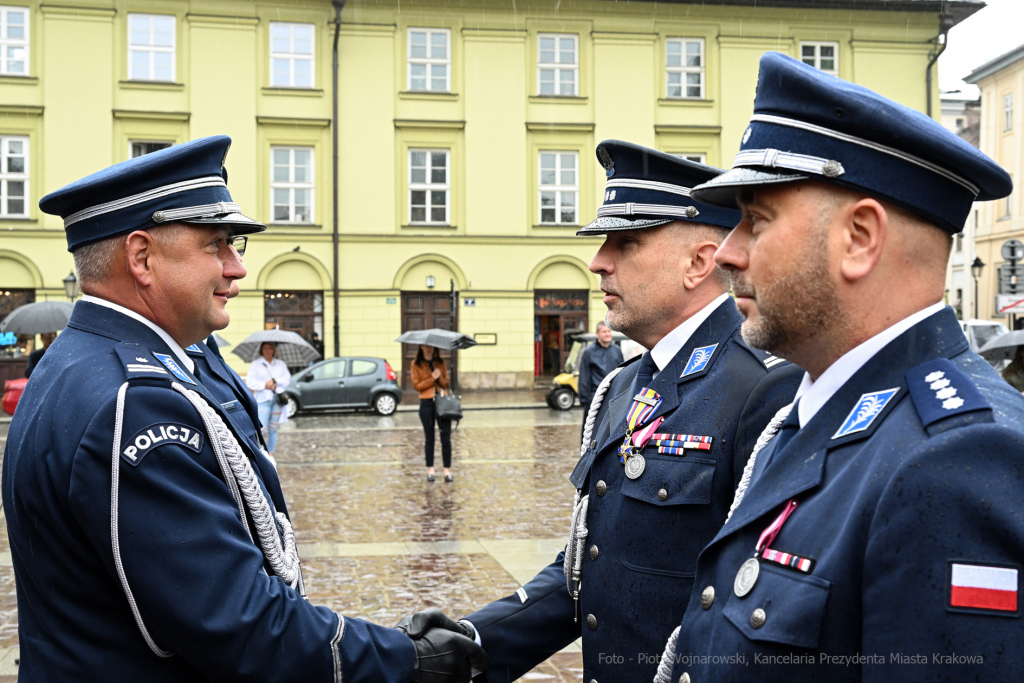 awanse,  Fryczek, Kraków, Mały Rynek, odznaczenia, pokrywa, Policja, święto policji, Nowak  Autor: P. Wojnarowski