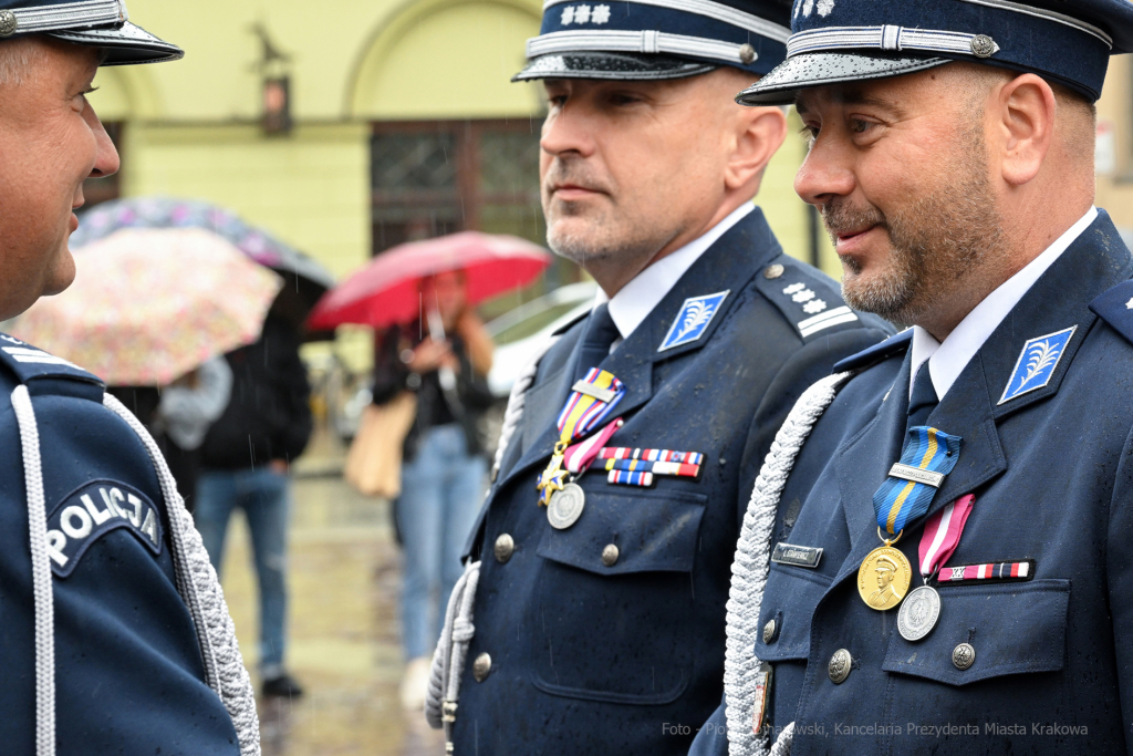 awanse,  Fryczek, Kraków, Mały Rynek, odznaczenia, pokrywa, Policja, święto policji, Nowak  Autor: P. Wojnarowski