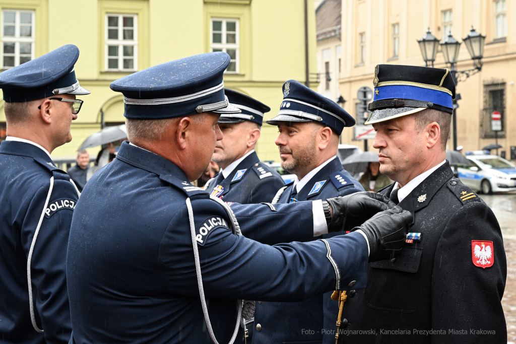 awanse,  Fryczek, Kraków, Mały Rynek, odznaczenia, pokrywa, Policja, święto policji, Nowak  Autor: P. Wojnarowski