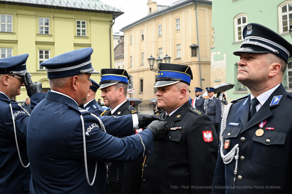 awanse,  Fryczek, Kraków, Mały Rynek, odznaczenia, pokrywa, Policja, święto policji, Nowak  Autor: P. Wojnarowski