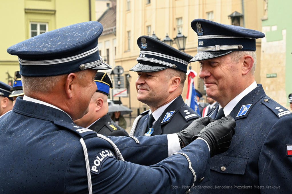 awanse,  Fryczek, Kraków, Mały Rynek, odznaczenia, pokrywa, Policja, święto policji, Nowak  Autor: P. Wojnarowski