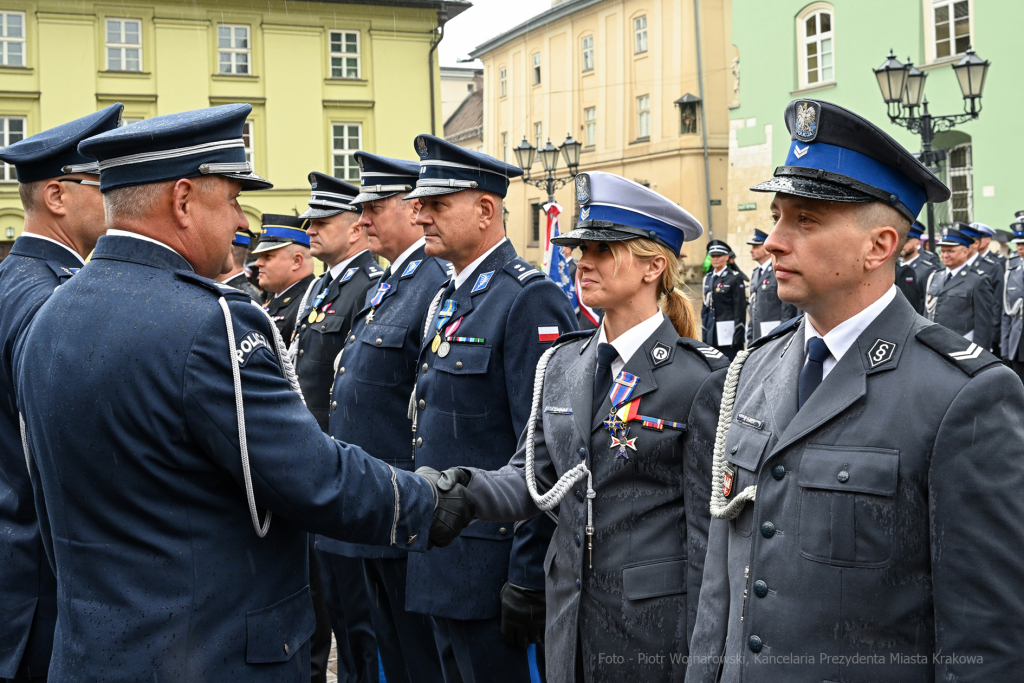 awanse,  Fryczek, Kraków, Mały Rynek, odznaczenia, pokrywa, Policja, święto policji, Nowak  Autor: P. Wojnarowski