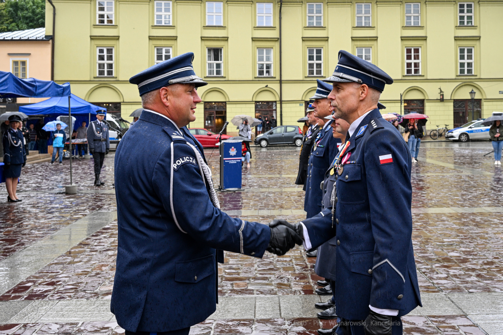 awanse,  Fryczek, Kraków, Mały Rynek, odznaczenia, pokrywa, Policja, święto policji, Nowak  Autor: P. Wojnarowski