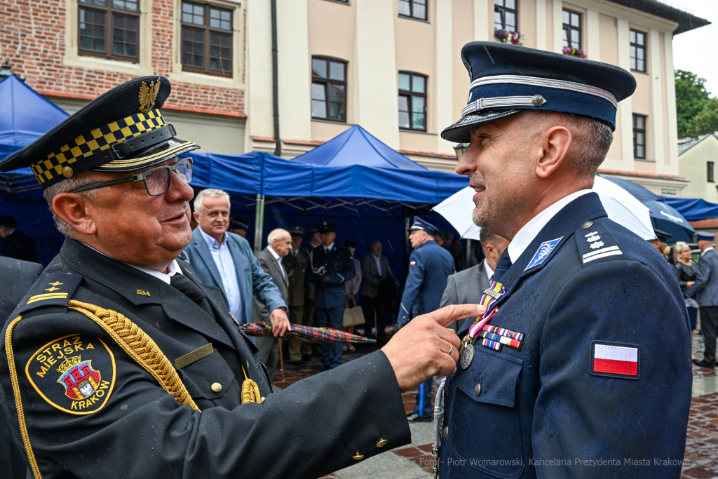 awanse,  Fryczek, Kraków, Mały Rynek, odznaczenia, pokrywa, Policja, święto policji, Nowak  Autor: P. Wojnarowski