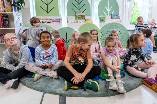 Biblioteka, Całus, czyta, Ewa, Filia 8, Kraków, prezydent, pszczoły, Zielona półka