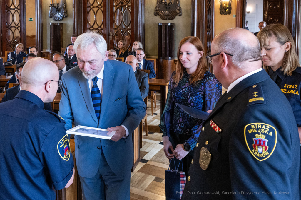 straż miejska, obchody, Majchrowski, wicewojewoda, Mędrzyk, policja, medale  Autor: P. Wojnarowski