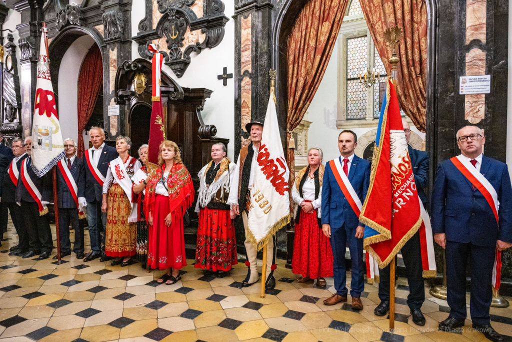 Solidarność, Porozumienia Sierpniowe, kwiaty, złożenie, Krzyż, Katyński, Fryczek, strażnik, u  Autor: P. Wojnarowski