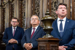 Solidarność, Porozumienia Sierpniowe, kwiaty, złożenie, Krzyż, Katyński, Fryczek, strażnik, u