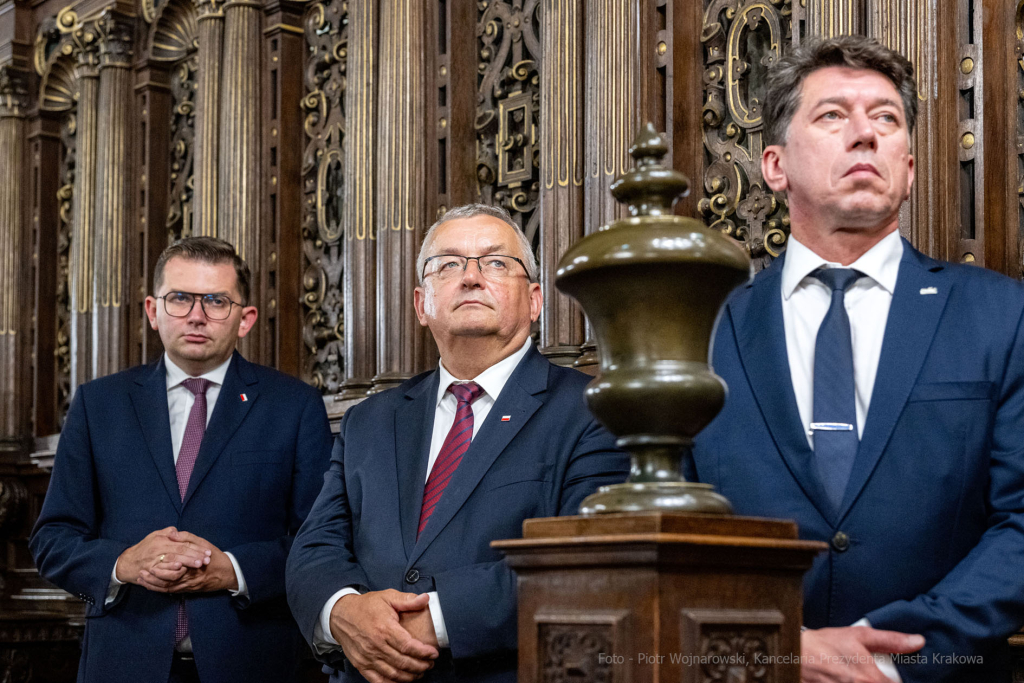 Solidarność, Porozumienia Sierpniowe, kwiaty, złożenie, Krzyż, Katyński, Fryczek, strażnik, u  Autor: P. Wojnarowski