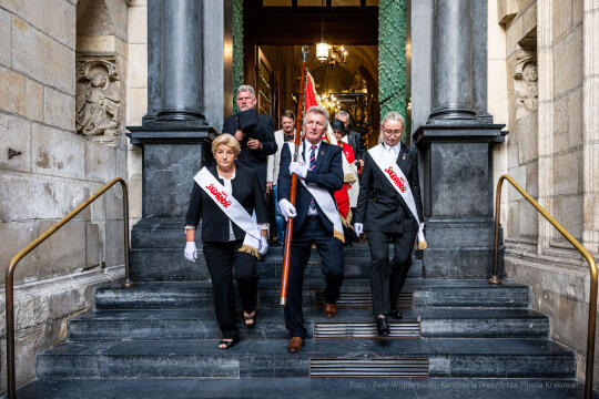 Solidarność, Porozumienia Sierpniowe, kwiaty, złożenie, Krzyż, Katyński, Fryczek, strażnik, u