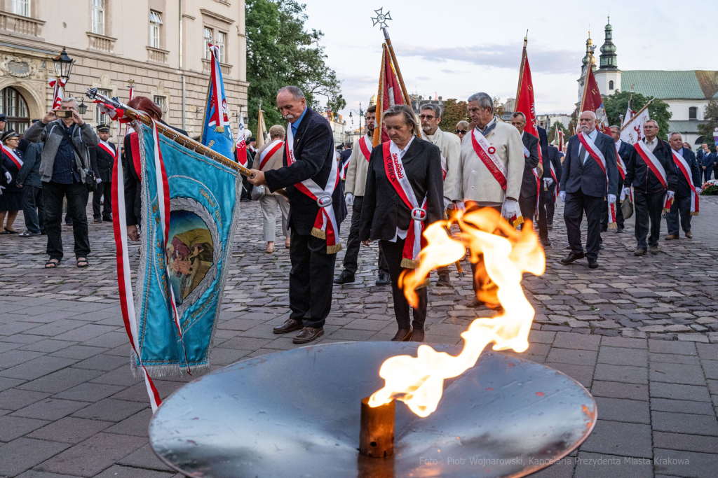 Solidarność, Porozumienia Sierpniowe, kwiaty, złożenie, Krzyż, Katyński, Fryczek, strażnik, u  Autor: P. Wojnarowski
