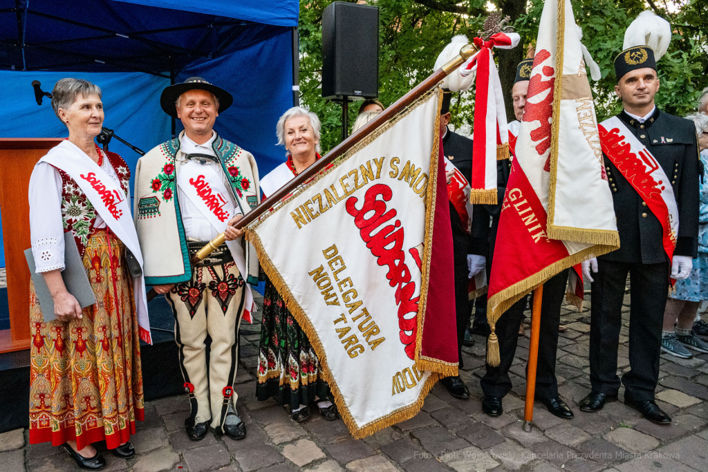 Solidarność, Porozumienia Sierpniowe, kwiaty, złożenie, Krzyż, Katyński, Fryczek, strażnik, u  Autor: P. Wojnarowski