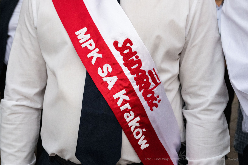 Solidarność, Porozumienia Sierpniowe, kwiaty, złożenie, Krzyż, Katyński, Fryczek, strażnik, u  Autor: P. Wojnarowski