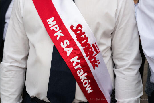 Solidarność, Porozumienia Sierpniowe, kwiaty, złożenie, Krzyż, Katyński, Fryczek, strażnik, u