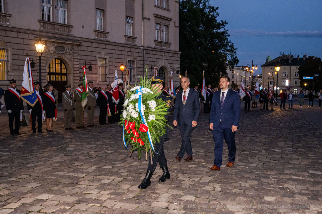 Solidarność, Porozumienia Sierpniowe, kwiaty, złożenie, Krzyż, Katyński, Fryczek, strażnik, u  Autor: P. Wojnarowski