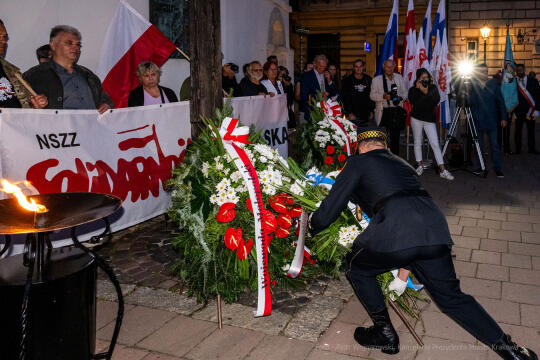 Solidarność, Porozumienia Sierpniowe, kwiaty, złożenie, Krzyż, Katyński, Fryczek, strażnik, u