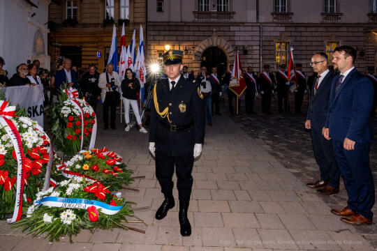Solidarność, Porozumienia Sierpniowe, kwiaty, złożenie, Krzyż, Katyński, Fryczek, strażnik, u