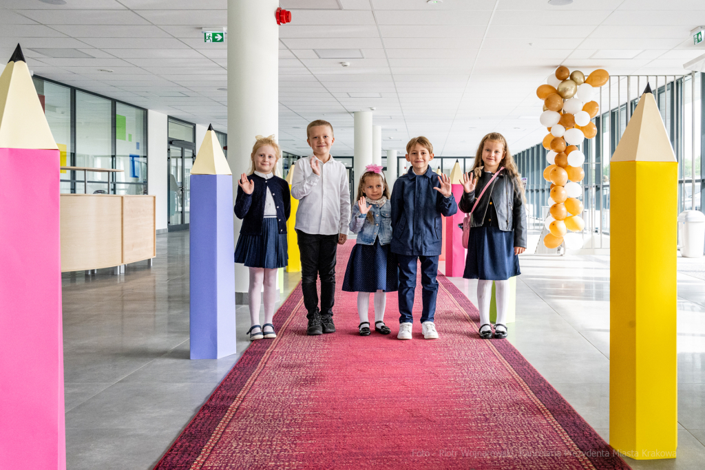 Szkoła, nr 20, Agatowa, Złocień, otwarcie, Majchrowski, dzieci, Komarewicz, Korfel-Jasińska  Autor: P. Wojnarowski, B. Świerzowski