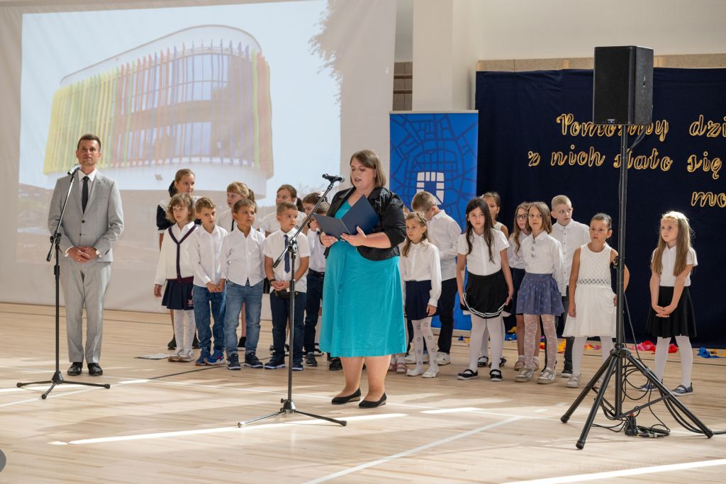 Szkoła, nr 20, Agatowa, Złocień, otwarcie, Majchrowski, dzieci, Komarewicz, Korfel-Jasińska  Autor: P. Wojnarowski, B. Świerzowski