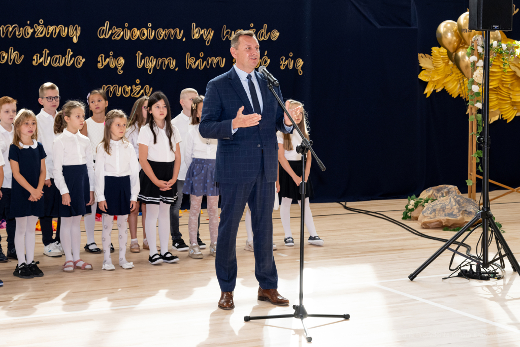 Szkoła, nr 20, Agatowa, Złocień, otwarcie, Majchrowski, dzieci, Komarewicz, Korfel-Jasińska  Autor: P. Wojnarowski, B. Świerzowski