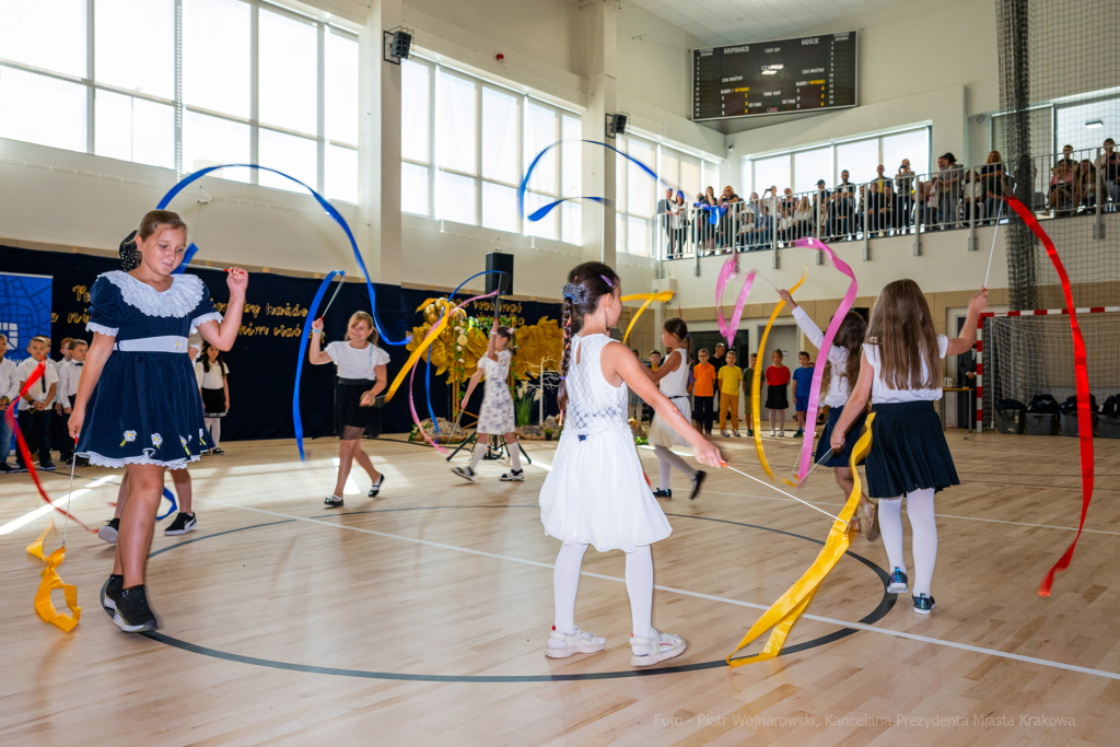 Szkoła, nr 20, Agatowa, Złocień, otwarcie, Majchrowski, dzieci, Komarewicz, Korfel-Jasińska  Autor: P. Wojnarowski, B. Świerzowski