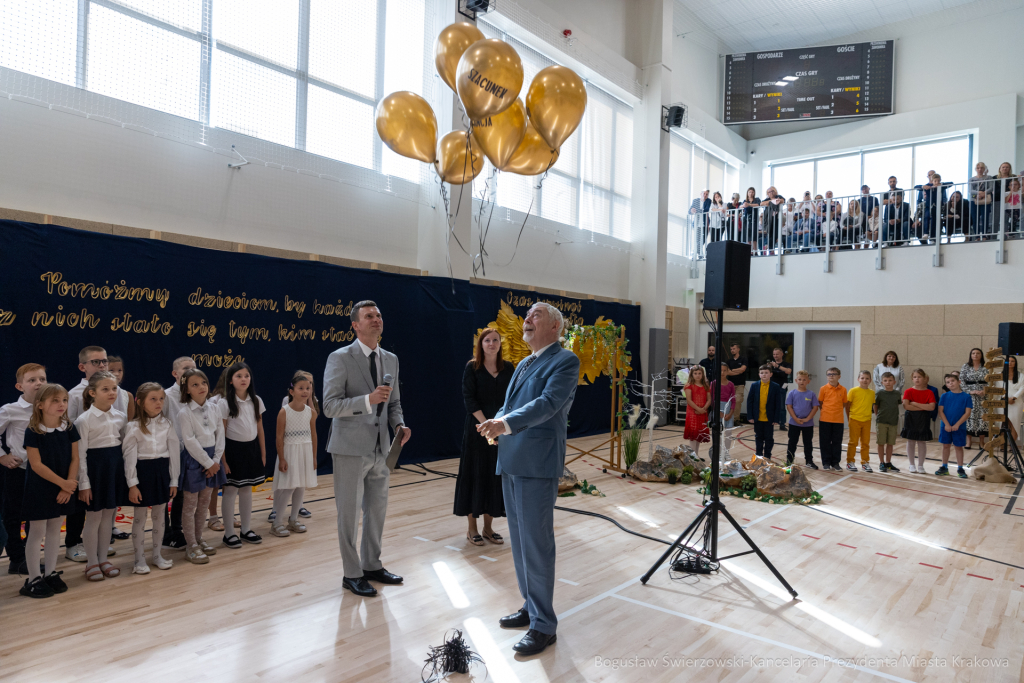 Szkoła, nr 20, Agatowa, Złocień, otwarcie, Majchrowski, dzieci, Komarewicz, Korfel-Jasińska  Autor: P. Wojnarowski, B. Świerzowski