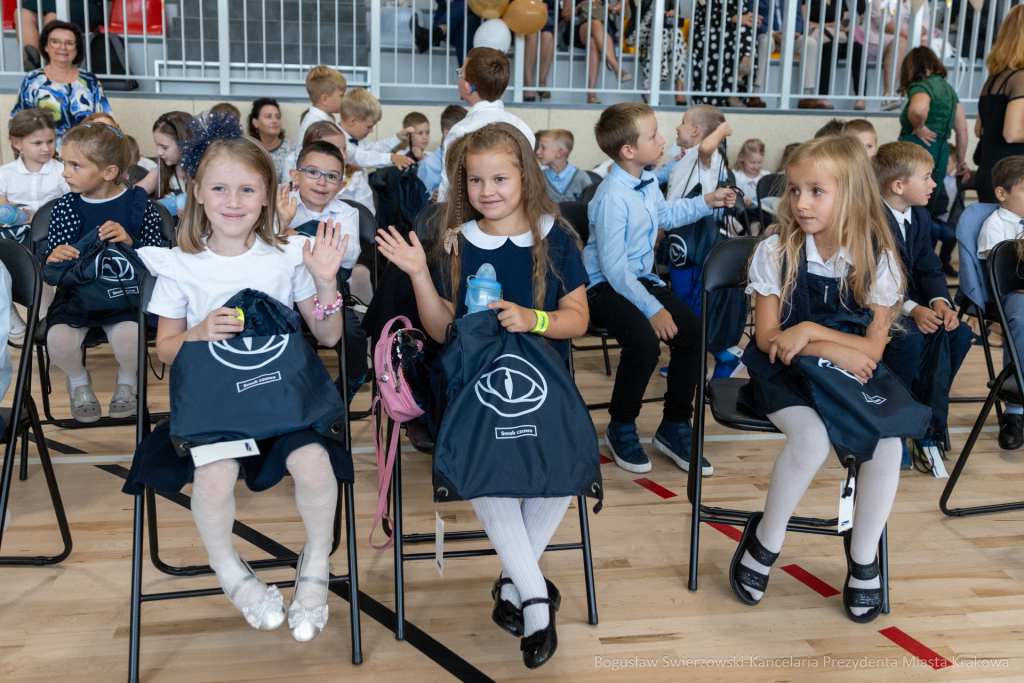 Szkoła, nr 20, Agatowa, Złocień, otwarcie, Majchrowski, dzieci, Komarewicz, Korfel-Jasińska  Autor: P. Wojnarowski, B. Świerzowski