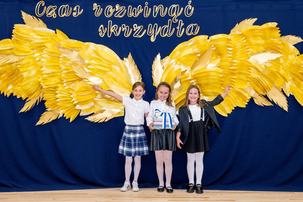 Szkoła, nr 20, Agatowa, Złocień, otwarcie, Majchrowski, dzieci, Komarewicz, Korfel-Jasińska  Autor: P. Wojnarowski, B. Świerzowski