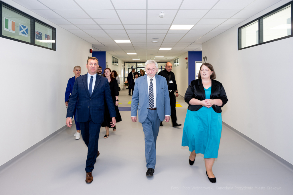 Szkoła, nr 20, Agatowa, Złocień, otwarcie, Majchrowski, dzieci, Komarewicz, Korfel-Jasińska  Autor: P. Wojnarowski, B. Świerzowski