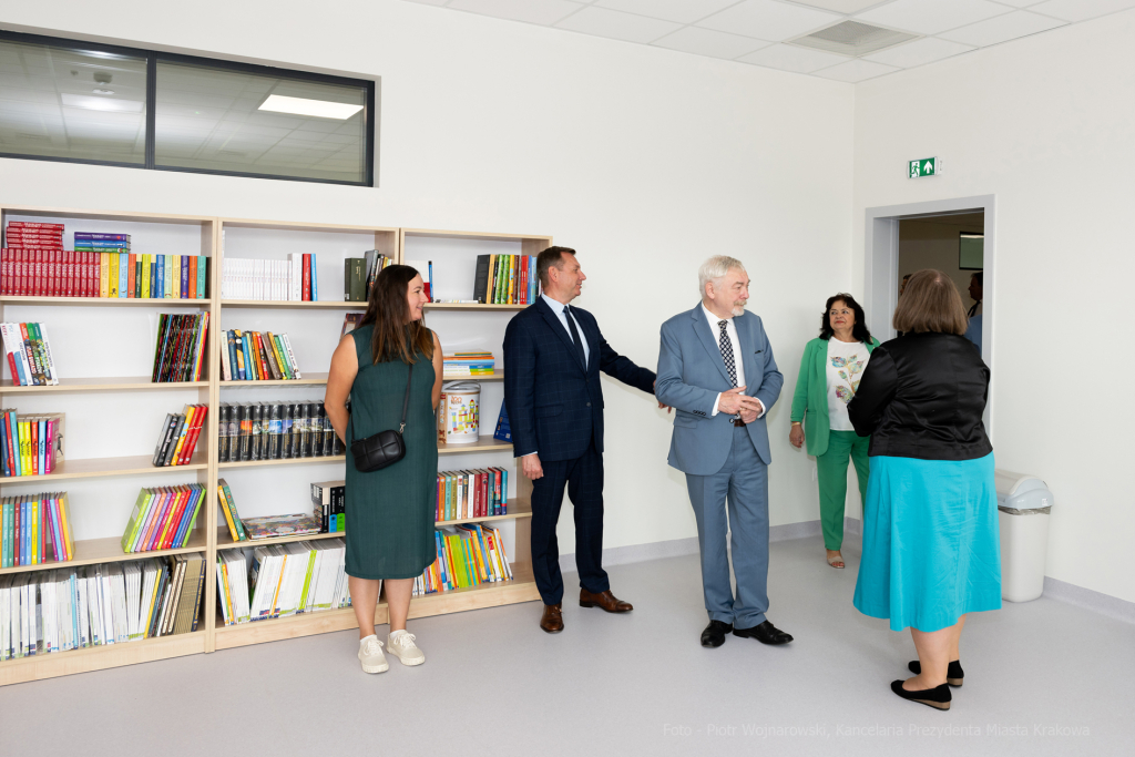 Szkoła, nr 20, Agatowa, Złocień, otwarcie, Majchrowski, dzieci, Komarewicz, Korfel-Jasińska  Autor: P. Wojnarowski, B. Świerzowski