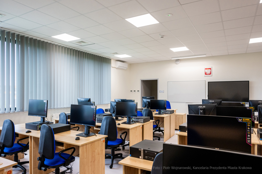 Szkoła, nr 20, Agatowa, Złocień, otwarcie, Majchrowski, dzieci, Komarewicz, Korfel-Jasińska  Autor: P. Wojnarowski, B. Świerzowski