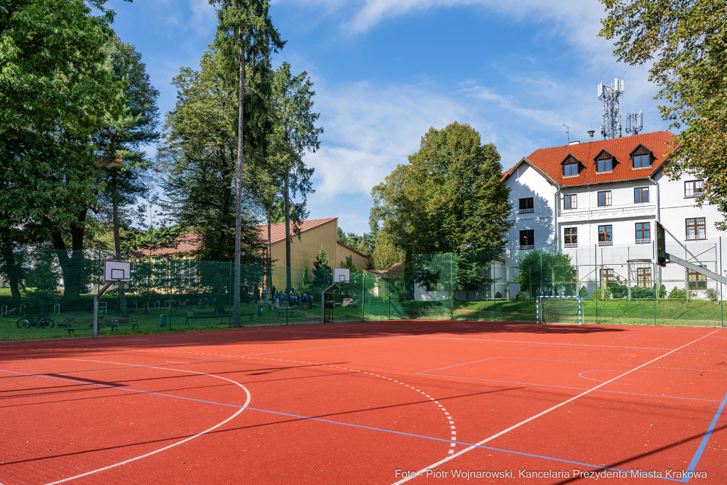 Szkoła Podstawaowa nr 72, Modrzewiowa, ślubowanie, nowe skrzydło, dzień patrona, Korfel-Jasińsk  Autor: P. Wojnarowski, B. Świerzowski