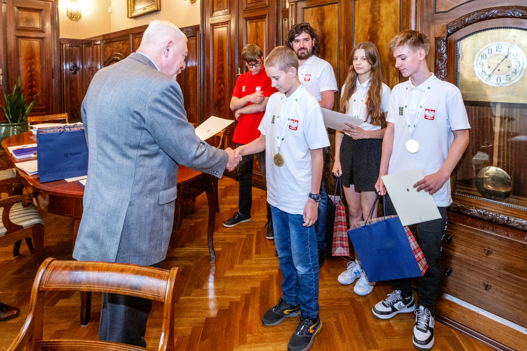 pw_65_008_fot. piotr wojnarowski.jpg-brydż, mistrzostwa świata, juniorzy, medaliści, U 16, U 26  Autor: P. Wojnarowski