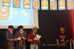 Trzech śpiewających Mieszkańców wraz z akompaniującym na keyboardzie opiekunem