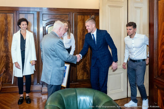olimpijczycy, amabsadorzy sportu, Kraków, Majchrowski, Czapla, Knapik-Miazga, Kąkol, Pasiut, medal