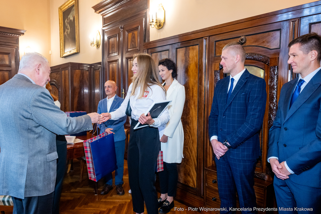 olimpijczycy, amabsadorzy sportu, Kraków, Majchrowski, Czapla, Knapik-Miazga, Kąkol, Pasiut, medal  Autor: P. Wojnarowski