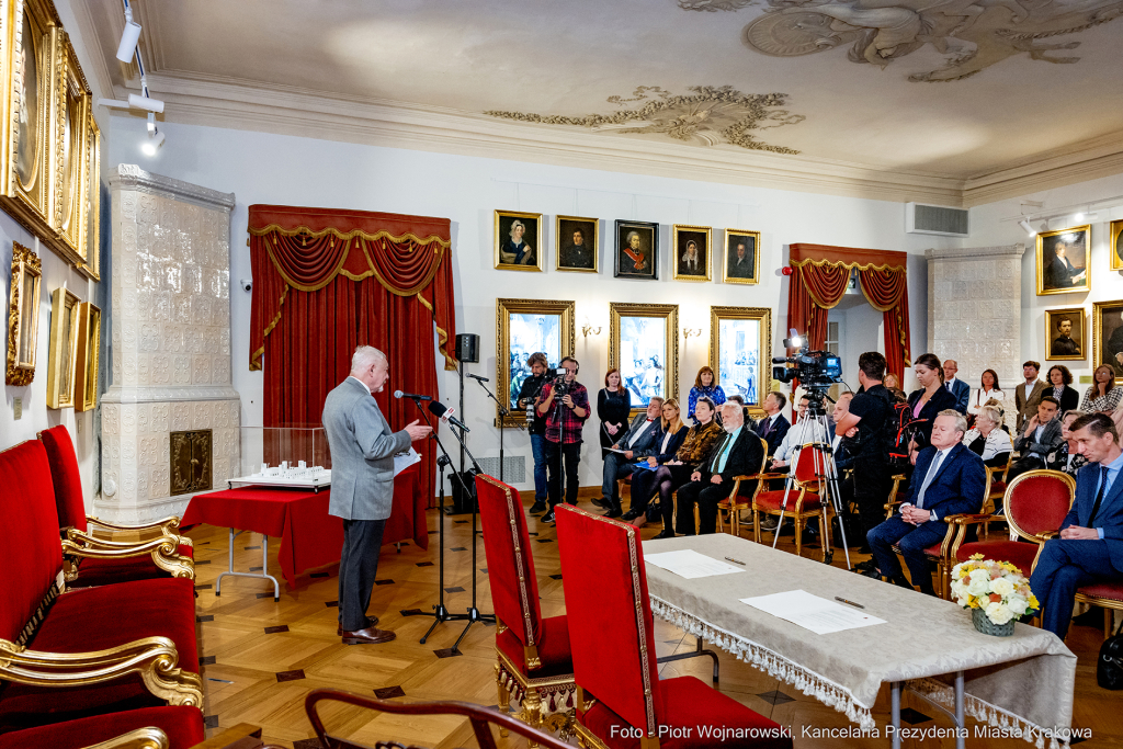 Planeta Lem, Gliński, Majchrowski, podpisanie, umowa, współprowadzenie, Kraków, Centrum Literatu  Autor: P. Wojnarowski