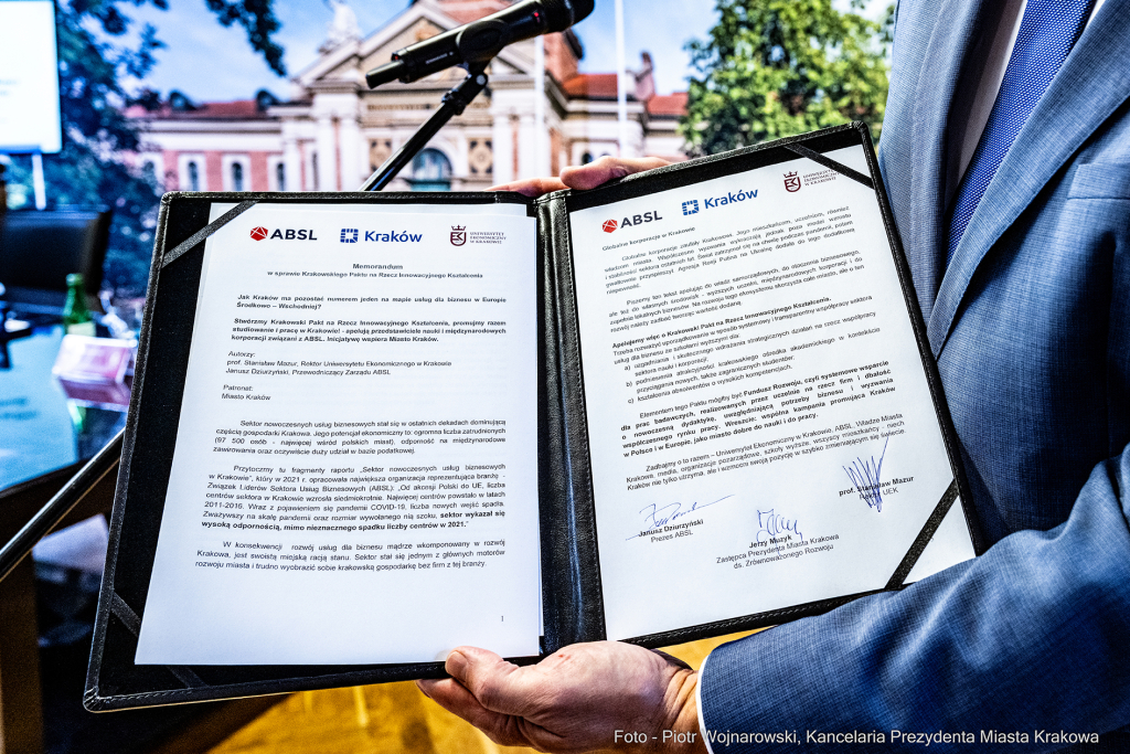umowa, ABSL,  podpisanie, Muzyk, UEK, rektor, Mazur, pakt, kształcenia, innowacyjnego  Autor: P. Wojnarowski
