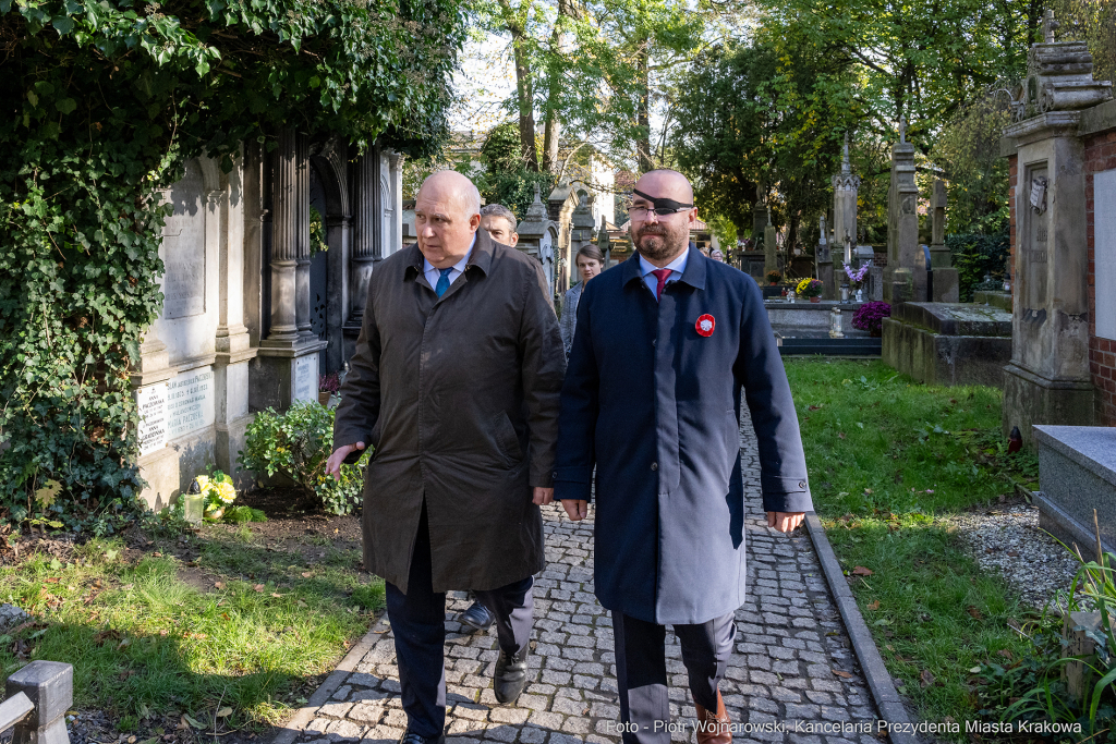 Bogusław Kośmider, Artur Buszek, znicze, Cmentarz Rakowicki, Krakowski Znicz Pamięci  Autor: P. Wojnarowski